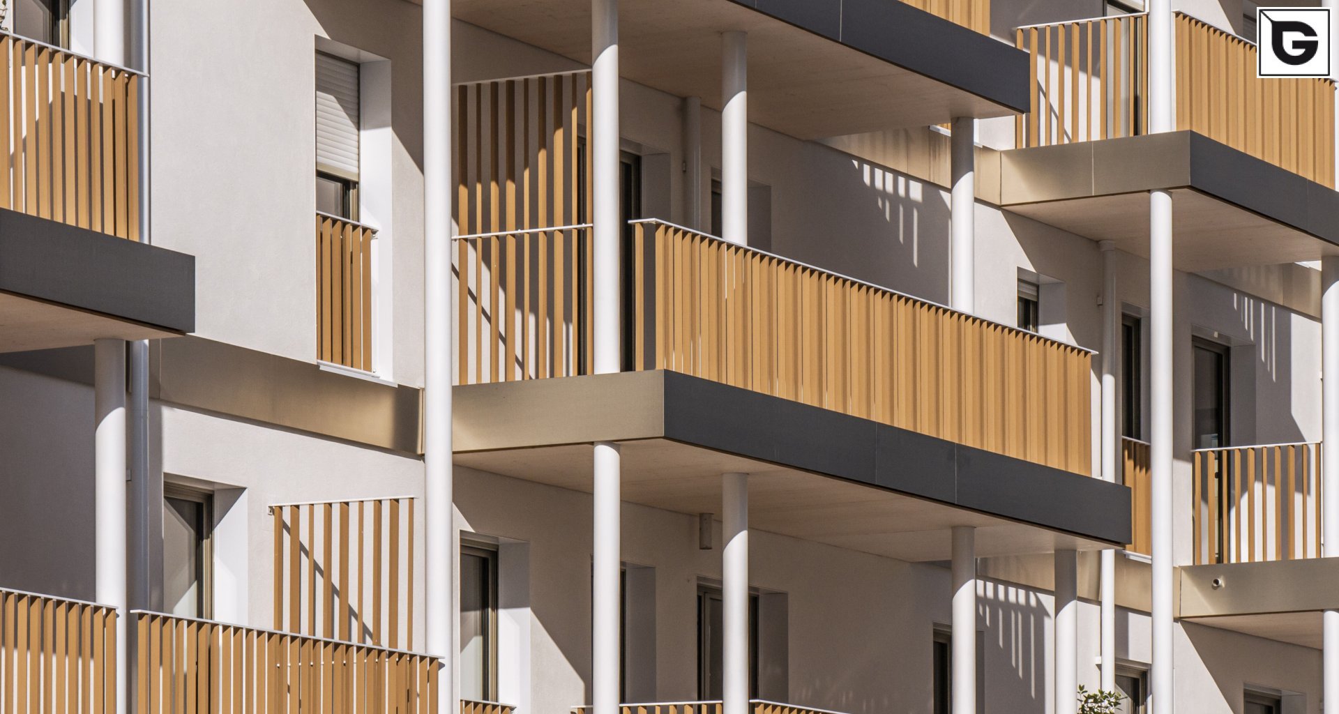 Wohngebäude_Geländer_Wohnhaus