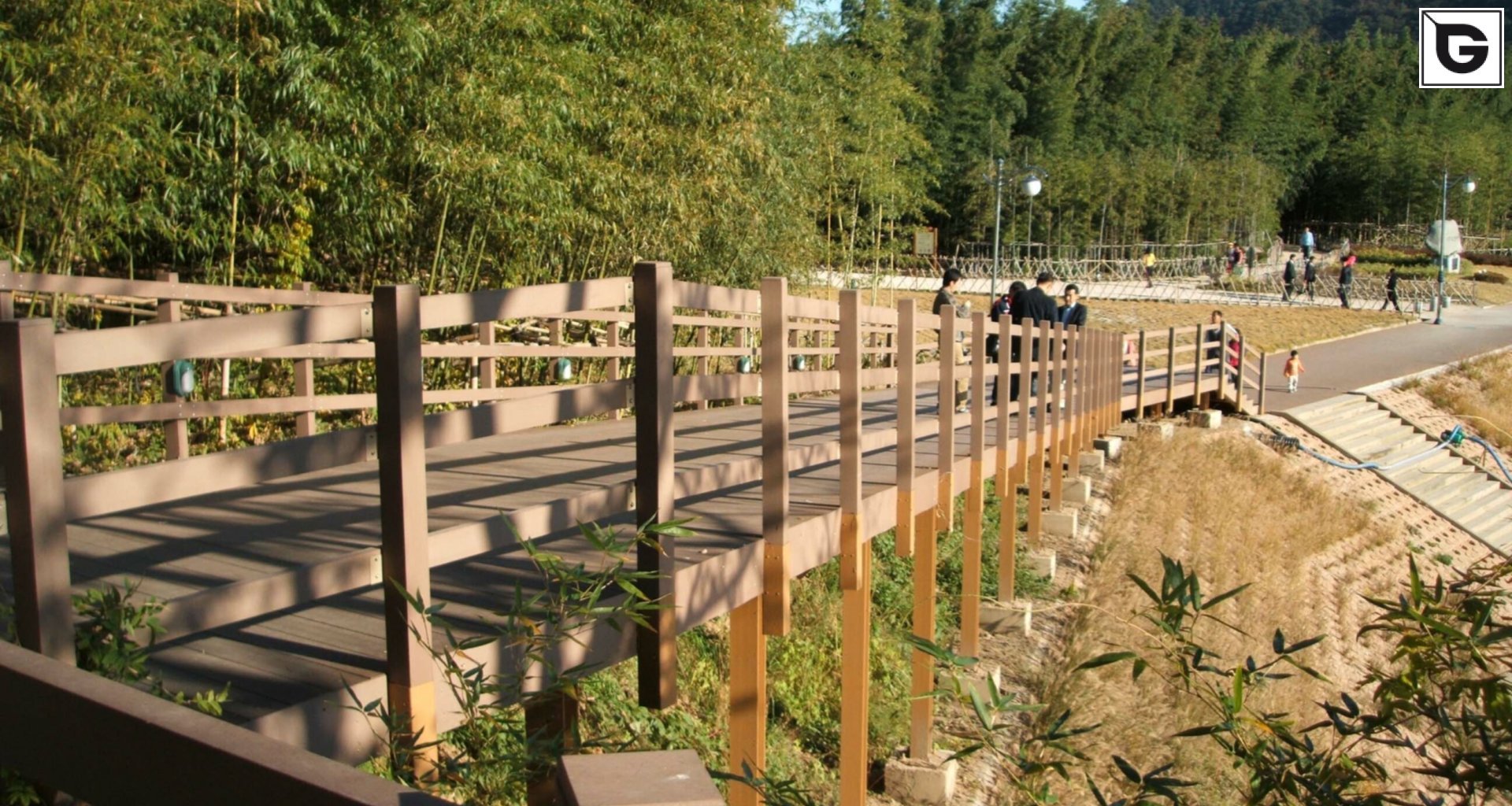 Transport-Einrichtungen_Brücken, Rampen, Gehweg_Am Wasser entlang