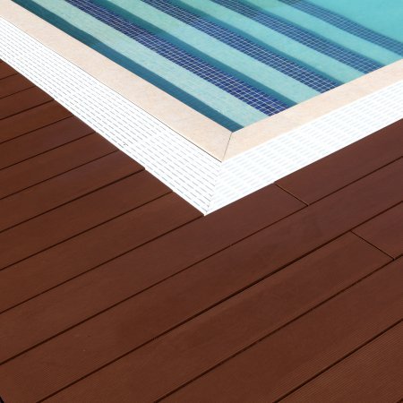 Einrichtungen_Schwimmbad deck_Am Wasser entlang
