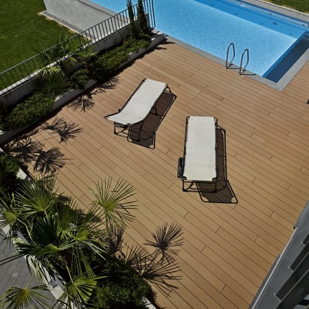 Einrichtungen_Schwimmbad deck_Am Wasser entlang