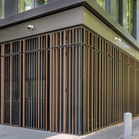 Verwaltungsgebäude_Offene Fassadenverkleidung - verti._Büros