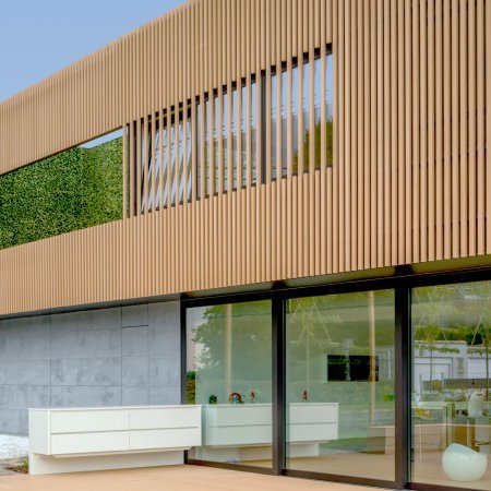 Verwaltungsgebäude_Offene Fassadenverkleidung - verti._Büros