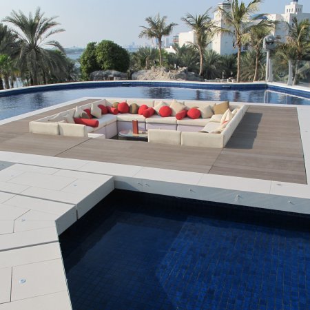 Restaurant und Hotelgewerbe_Schwimmbad deck_Hotel