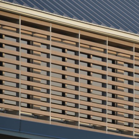 Institutionelle Einrichtungen_Horizontal Sonnenschutz, jalousien_Vorzeigeprojekte - Hybrid holz
