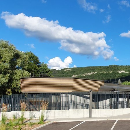 Institutionelle Einrichtungen_Offene Fassadenverkleidung - horiz._Polizei, Feuerwehrmann