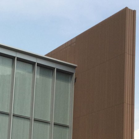 Institutionelle Einrichtungen_Offene Fassadenverkleidung - verti._Polizei, Feuerwehrmann