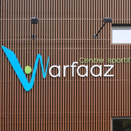 Institutionelle Einrichtungen_Offene Fassadenverkleidung - verti._Sporteinrichtung