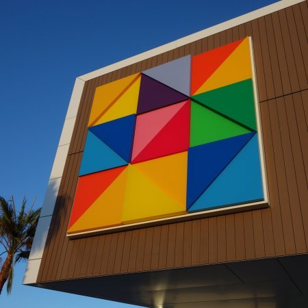 Kaufmännische Gebäude_Verti & Horiz Fassadenverkleidung _Vorzeigeprojekte - WPC holz 