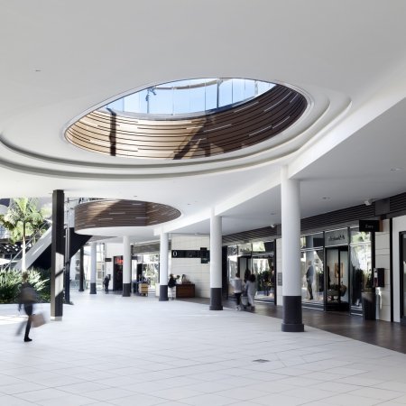 Kaufmännische Gebäude_Offene Fassadenverkleidung - horiz._Einkaufszentrum