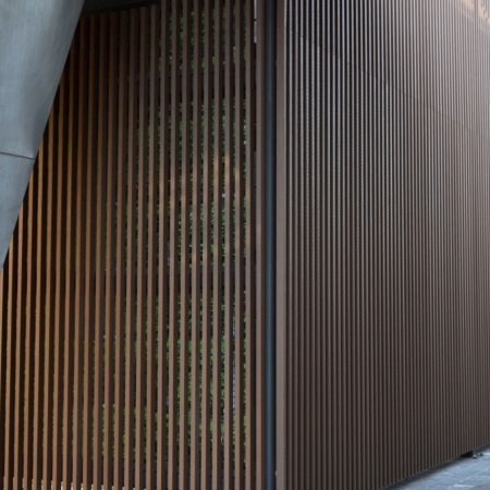 Kaufmännische Gebäude_Offene Fassadenverkleidung - verti._Einkaufszentrum