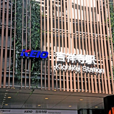 Transport-Einrichtungen_Offene Fassadenverkleidung - verti._Flughafen, Bahnhof